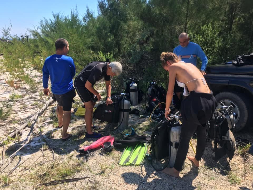 Divers preparing for a reef dive in Varadero