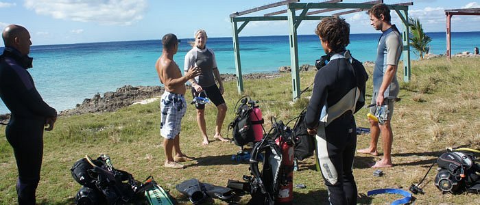PSS instructor briefing Open Water Diver Course students before training