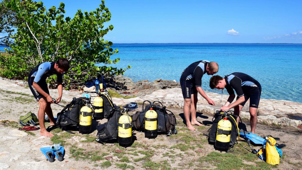 Student preparing scuba equipment before the Open Water Diver Course in Varadero, Cuba