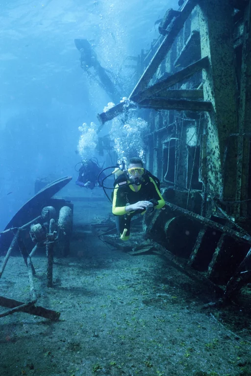 Scuba diver at Sletreal wreck diving site in Varadero
