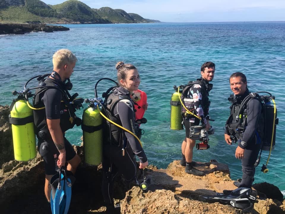 Open Water Diver students entering the Caribbean Sea in Varadero,