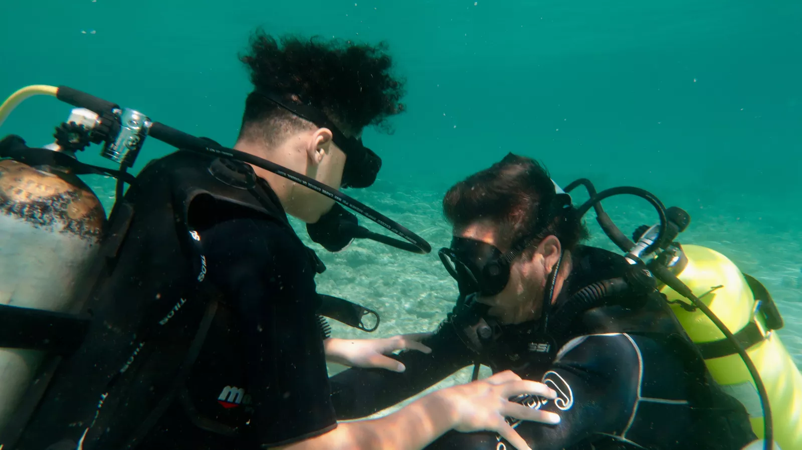 Learning prevention, diver assistance and rescue techniques in a diving section